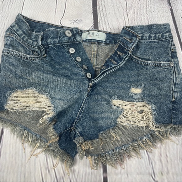 WE THE FREE destructed short blue denim shorts, size 26 - Picture 5 of 12